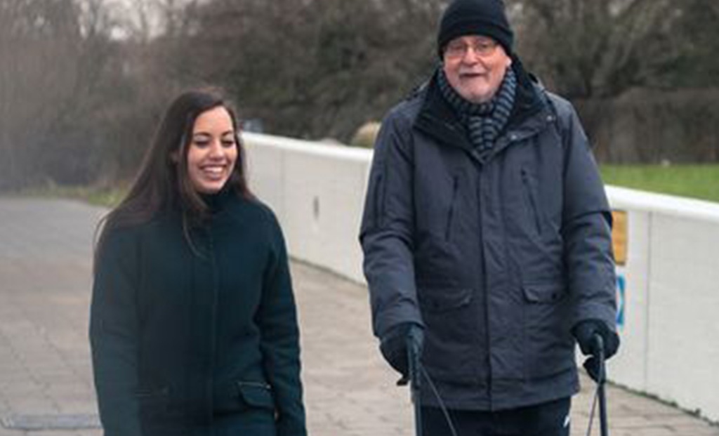 Besøgsven og ældre i hyggeligt samvær